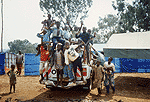 Pyramide d'enfants réfugiés sur un pickup - Rwanda